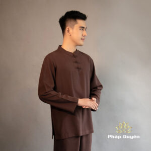 Alternative view of Bộ Cư Sĩ Nam Cổ Trụ Tay Dài Vải Linen, Màu Nâu Đen, Nhiều Size